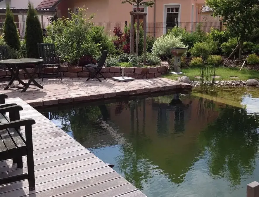 Große Schwimmteichanlage